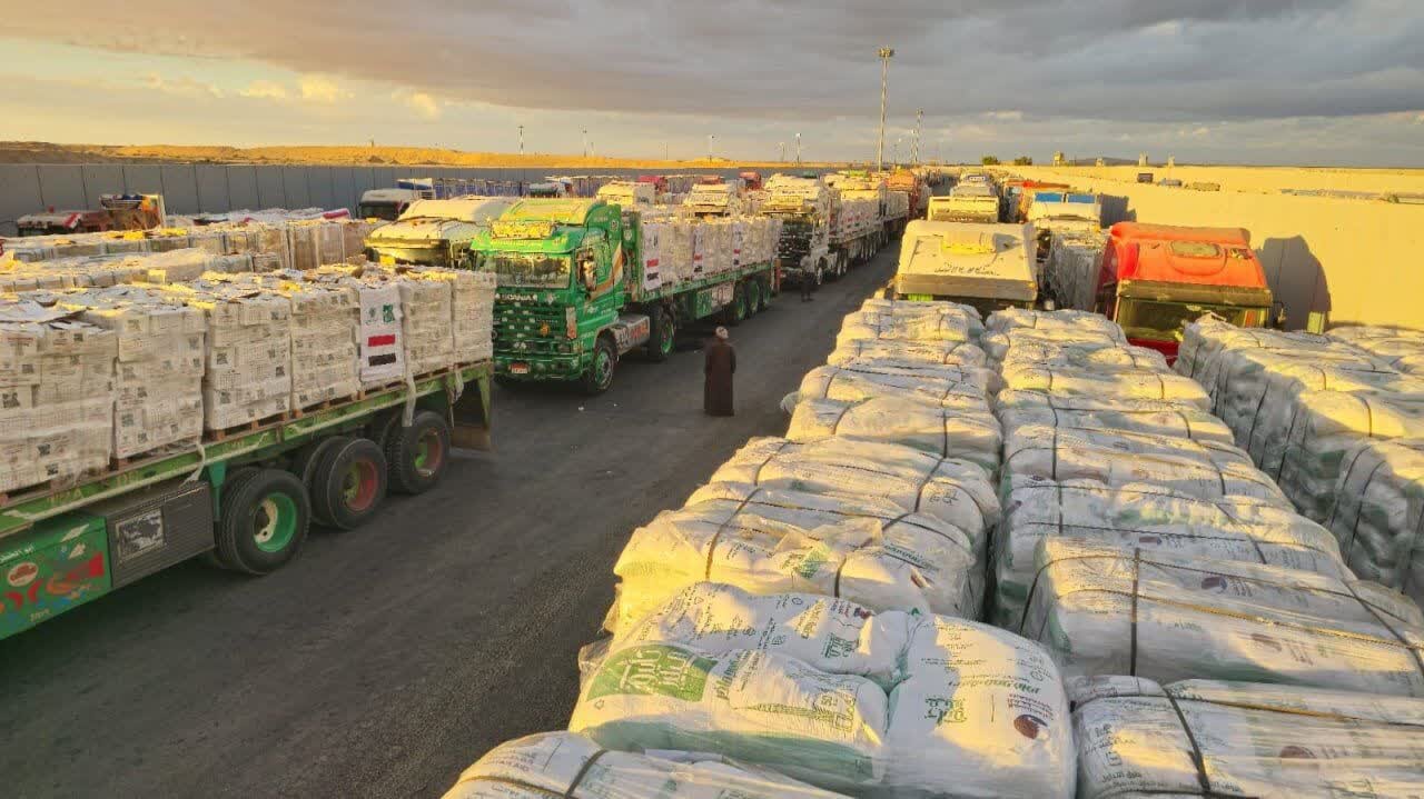 عکس خبری | گذرگاه رفح؛ صدها کامیون حاوی کمکهای بشردوستانه در انتظار ورود به غزه