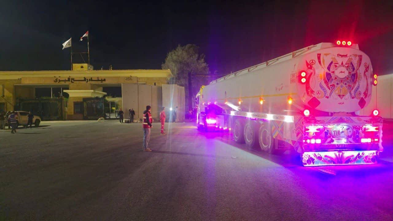 عکس خبری | گذرگاه رفح؛ صدها کامیون حاوی کمکهای بشردوستانه در انتظار ورود به غزه