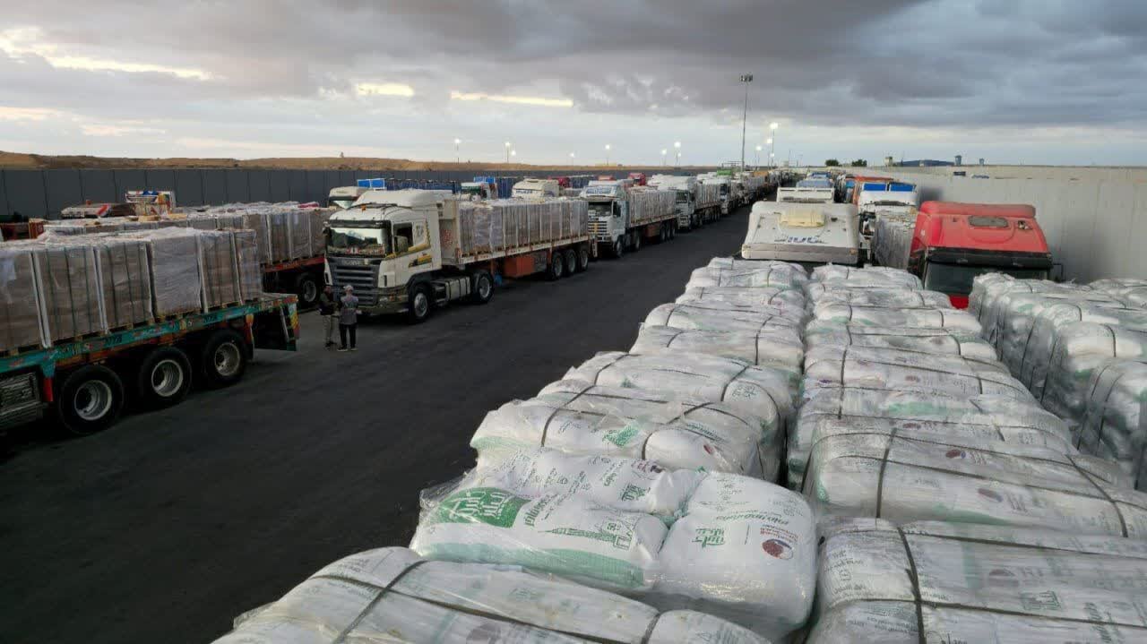 عکس خبری | گذرگاه رفح؛ صدها کامیون حاوی کمک‌های بشردوستانه در انتظار ورود به غزه