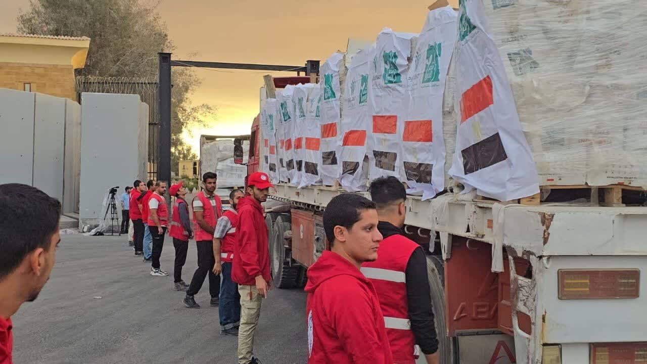 عکس خبری | گذرگاه رفح؛ صدها کامیون حاوی کمکهای بشردوستانه در انتظار ورود به غزه