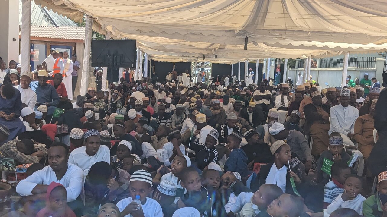 Sheikh Hemed Jalala : “Kuwatumikia Watu ni Ibada Kubwa Zaidi” - Akihutubia Hafla ya Maulid Ngarenaro - Arusha +Picha