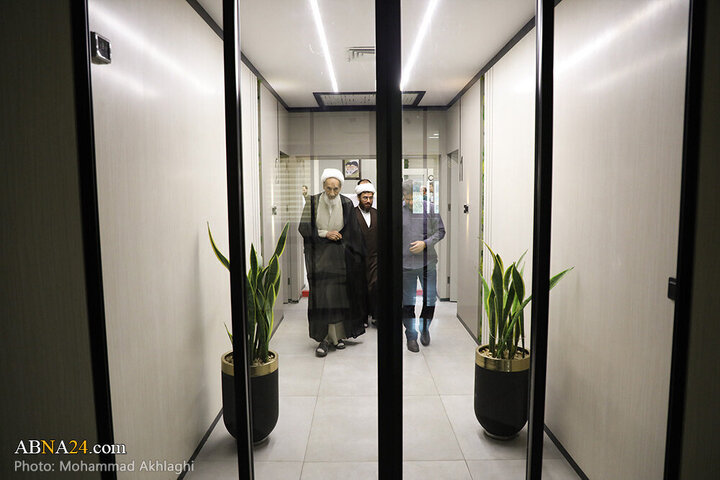 Informe fotográfico |  El miembro de la Asamblea de Expertos, **Ayatollah Beheshti**, realiza una visita oficial a la Agencia de Noticias Abná