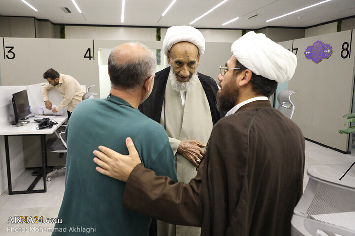 Informe fotográfico |  El miembro de la Asamblea de Expertos, **Ayatollah Beheshti**, realiza una visita oficial a la Agencia de Noticias Abná