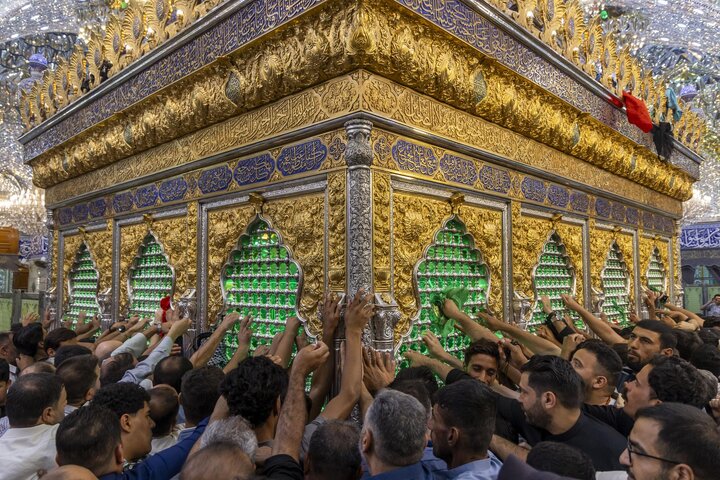Informe fotográfico |  Fotos de los peregrinos en el santuario de Aba al-Fadl al-Abbas (la paz sea con él) durante la noche del viernes