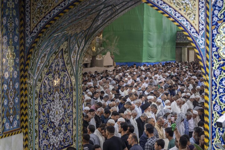 Informe fotográfico |  Fotos de los peregrinos en el santuario de Aba al-Fadl al-Abbas (la paz sea con él) durante la noche del viernes