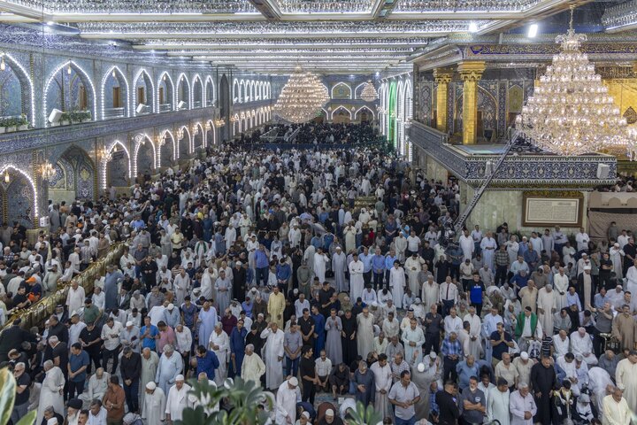 Informe fotográfico |  Fotos de los peregrinos en el santuario de Aba al-Fadl al-Abbas (la paz sea con él) durante la noche del viernes