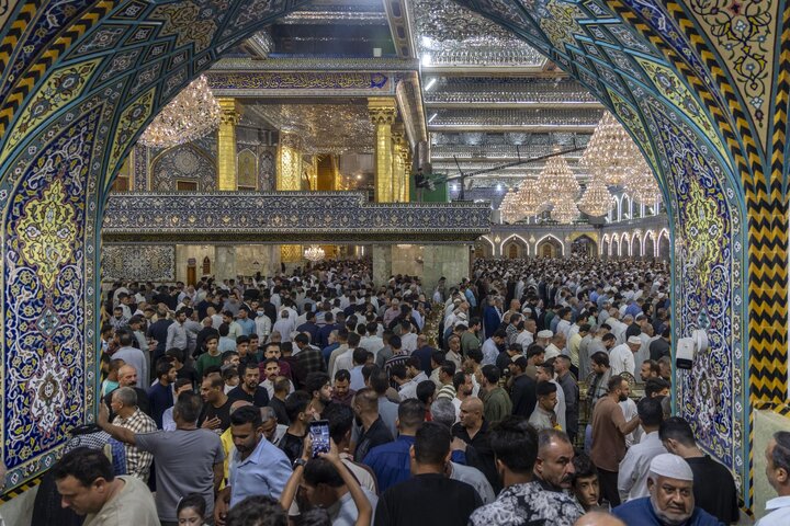 Informe fotográfico |  Fotos de los peregrinos en el santuario de Aba al-Fadl al-Abbas (la paz sea con él) durante la noche del viernes