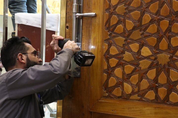 تقرير مصور/ أنهاء أعمال تثبيت باب قبلة حرم مرقد أبي الفضل العباس (عليه السلام)