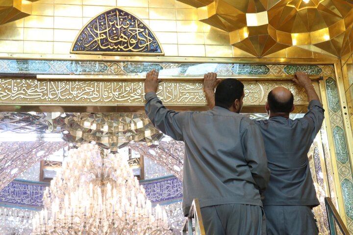 تقرير مصور/ أنهاء أعمال تثبيت باب قبلة حرم مرقد أبي الفضل العباس (عليه السلام)