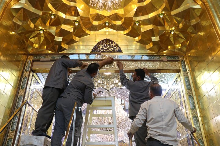 تقرير مصور/ أنهاء أعمال تثبيت باب قبلة حرم مرقد أبي الفضل العباس (عليه السلام)