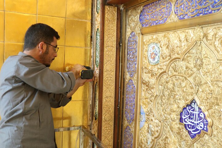 تقرير مصور/ أنهاء أعمال تثبيت باب قبلة حرم مرقد أبي الفضل العباس (عليه السلام)