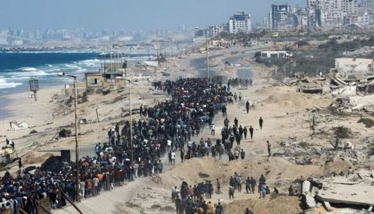 فيديو | آلاف الفلسطينيين يعودون إلى مدينة غزة وشمالها عبر طريق الرشيد الساحلي