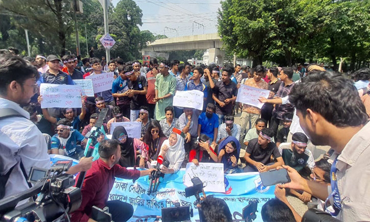 শিক্ষা ভবনের সামনে ৭ কলেজ শিক্ষার্থীদের বিক্ষোভ।