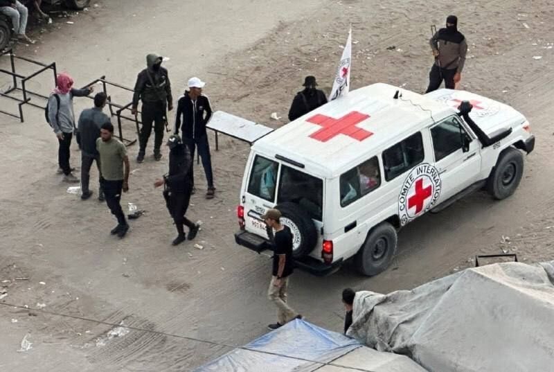 "Destpêka qada yekem a pevguhertina girtîyan di çarçoveya peymana agirbestê li Xezzeyê de dest pê kir " "Destpêka qada yekem a pevguhertina girtîyan di çarçoveya peymana agirbestê li Xezzeyê de dest pê kir "