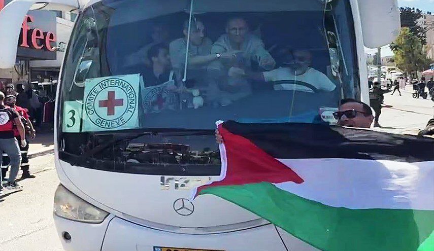 تحرير 96 معتقلا من ذوي المؤبدات والاحكام العالية من سجن "عوفر"