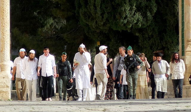 عشرات المستوطنين يقتحمون المسجد الأقصى في اليوم الثامن من “عيد العرش”