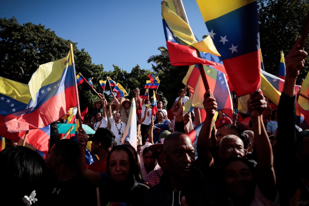 Venezuela honra la resistencia indígena con una marcha multitudinaria en Caracas