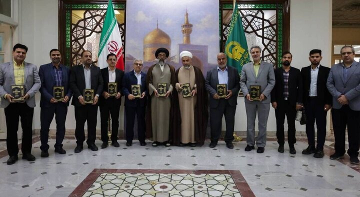 دایرةالمعارف جنایات گروه‌های تکفیری توسط عتبه حسینی به کتابخانه رضوی اهدا شد