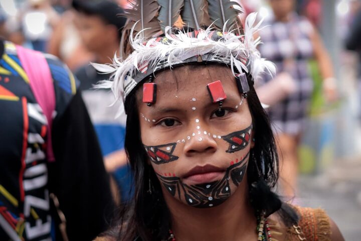 Informe fotográfico | Marcha multitudinaria en Caracas: Venezuela rinde homenaje a la resistencia indígena