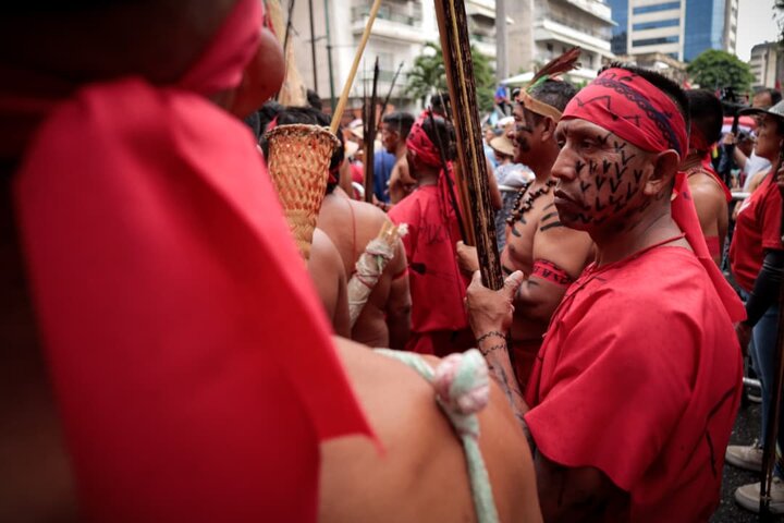 Informe fotográfico | Marcha multitudinaria en Caracas: Venezuela rinde homenaje a la resistencia indígena