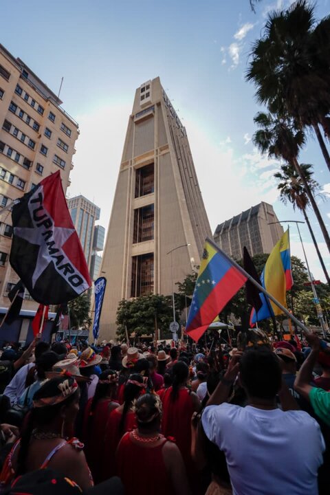 Informe fotográfico | Marcha multitudinaria en Caracas: Venezuela rinde homenaje a la resistencia indígena