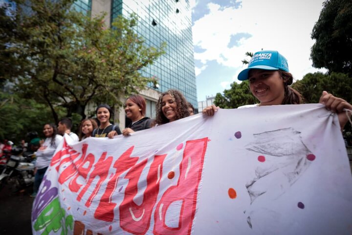Informe fotográfico | Marcha multitudinaria en Caracas: Venezuela rinde homenaje a la resistencia indígena