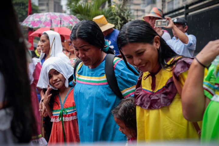 Informe fotográfico | Marcha multitudinaria en Caracas: Venezuela rinde homenaje a la resistencia indígena