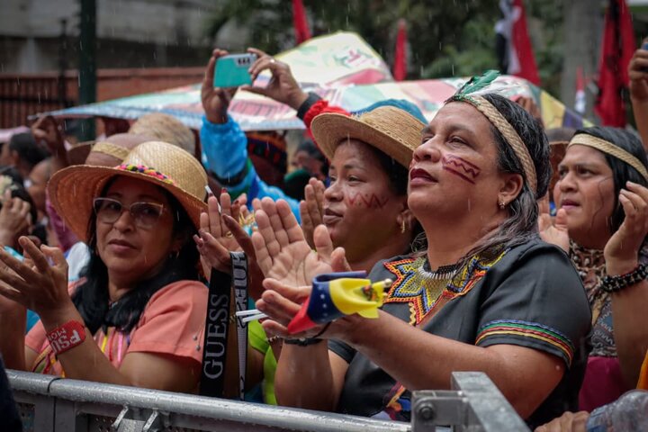 Informe fotográfico | Marcha multitudinaria en Caracas: Venezuela rinde homenaje a la resistencia indígena