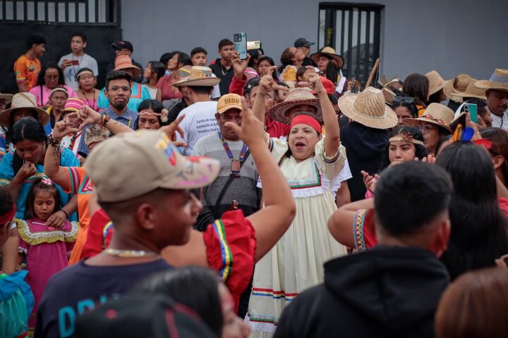 Informe fotográfico | Marcha multitudinaria en Caracas: Venezuela rinde homenaje a la resistencia indígena