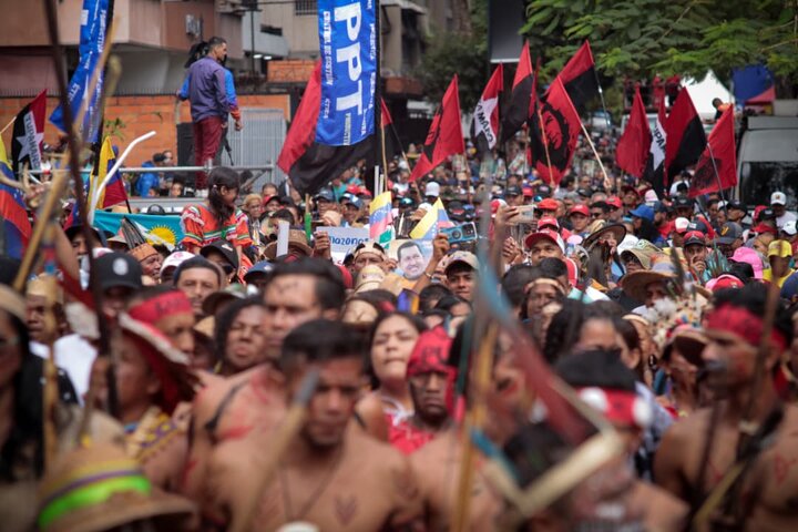 Informe fotográfico | Marcha multitudinaria en Caracas: Venezuela rinde homenaje a la resistencia indígena