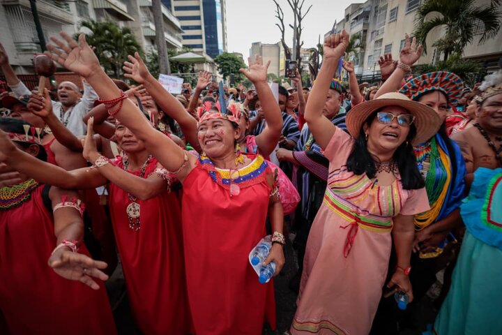 Informe fotográfico | Marcha multitudinaria en Caracas: Venezuela rinde homenaje a la resistencia indígena