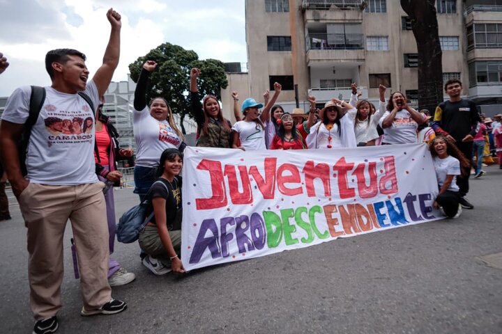 Informe fotográfico | Marcha multitudinaria en Caracas: Venezuela rinde homenaje a la resistencia indígena