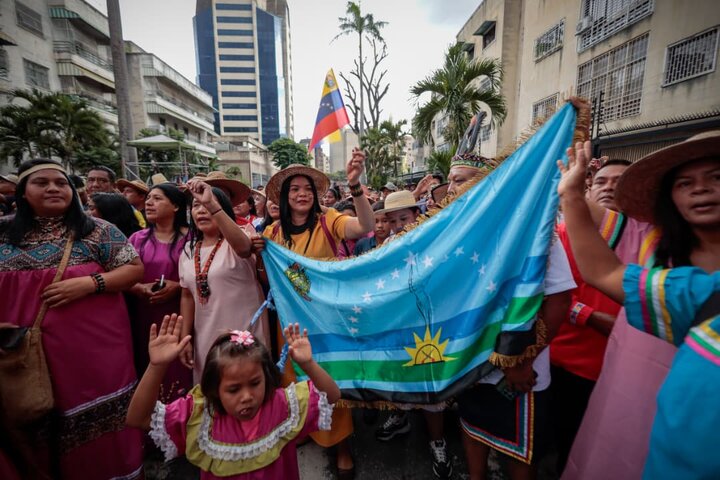 Informe fotográfico | Marcha multitudinaria en Caracas: Venezuela rinde homenaje a la resistencia indígena