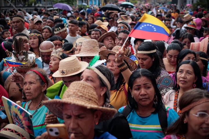 Informe fotográfico | Marcha multitudinaria en Caracas: Venezuela rinde homenaje a la resistencia indígena