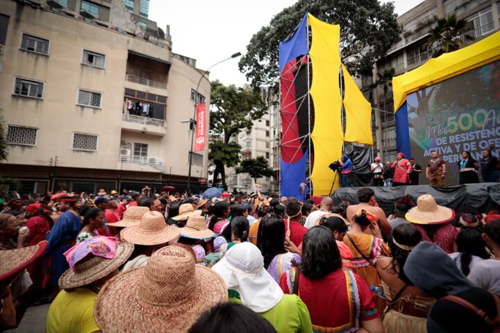 Informe fotográfico | Marcha multitudinaria en Caracas: Venezuela rinde homenaje a la resistencia indígena