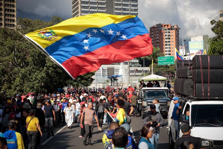 Informe fotográfico | Marcha multitudinaria en Caracas: Venezuela rinde homenaje a la resistencia indígena