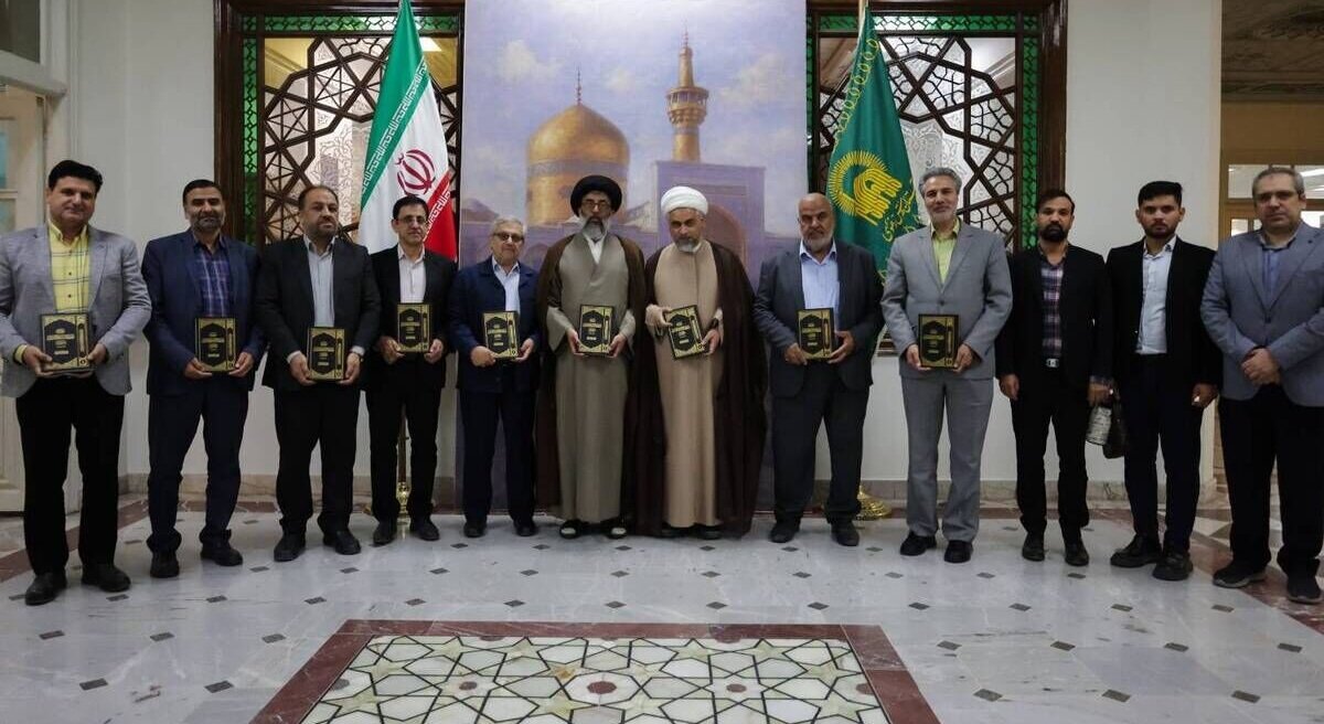 دایرةالمعارف جنایات گروه‌های تکفیری توسط عتبه حسینی به کتابخانه رضوی اهدا شد