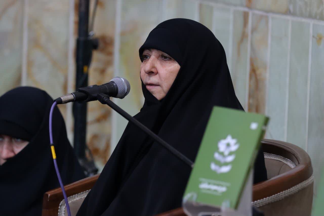همسر شهید ایزدی در آیین رونمایی از کتاب «طرح محو اسرائیل»: حاج رمضان، مجاهدی قرآنی و ذوب در ولایت بود