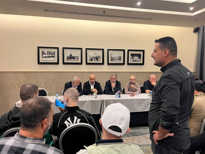 لقاء جمع القائد زياد النخالة والقيادي في حماس زاهر جبارين مع الأسرى المبعدين في القاهرة