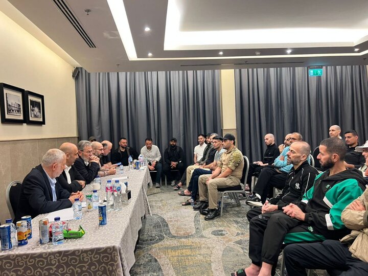 لقاء جمع القائد زياد النخالة والقيادي في حماس زاهر جبارين مع الأسرى المبعدين في القاهرة
