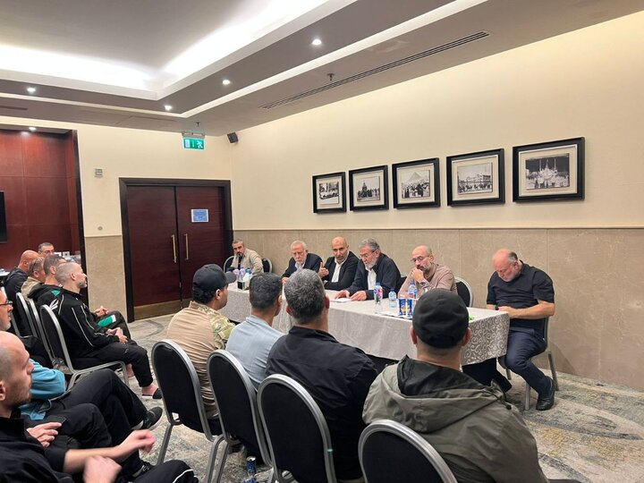 لقاء جمع القائد زياد النخالة والقيادي في حماس زاهر جبارين مع الأسرى المبعدين في القاهرة