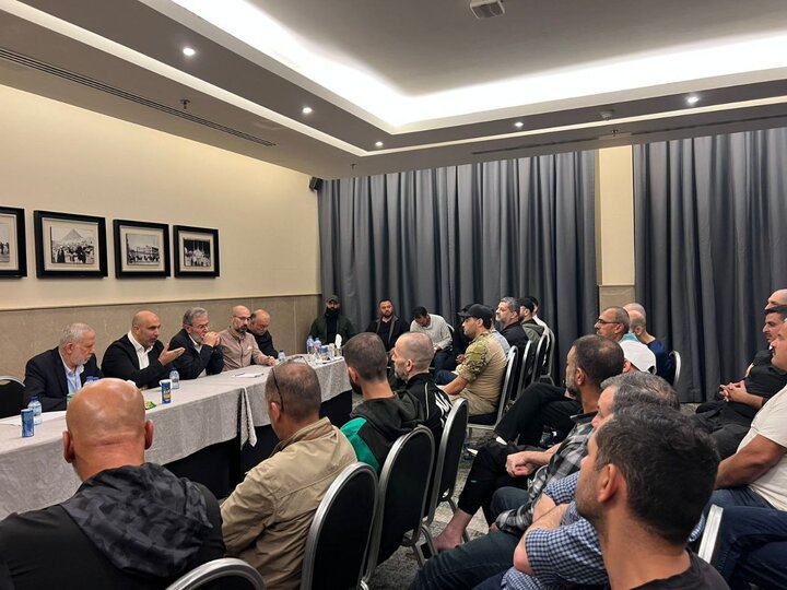 لقاء جمع القائد زياد النخالة والقيادي في حماس زاهر جبارين مع الأسرى المبعدين في القاهرة
