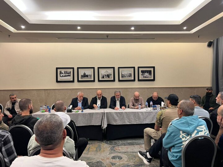 لقاء جمع القائد زياد النخالة والقيادي في حماس زاهر جبارين مع الأسرى المبعدين في القاهرة