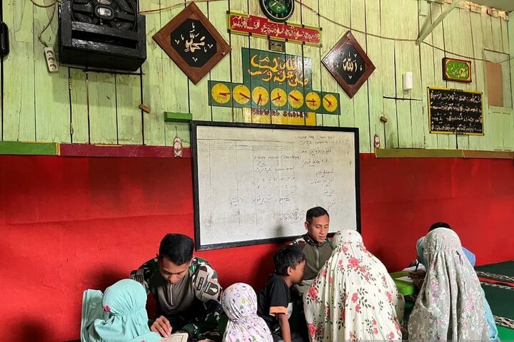 سربازان اندونزی نقش معلمان قرآن برای کودکان را بر عهده گرفتند