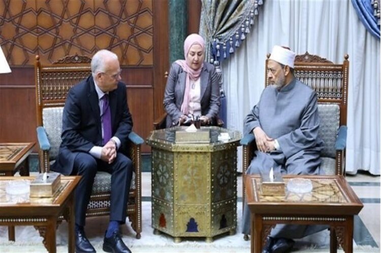 Pangulo ng Al-Azhar sa Pagpupulong kasama ang Embahador ng Sweden: Hindi Maaaring Ipagpalagay na Kalayaan sa Pananalita ang Paglapastangan sa Qur’an