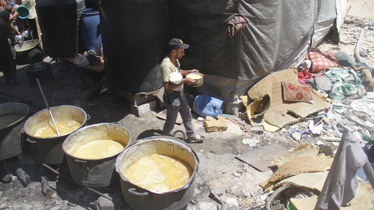 فيديو | توزيع الطعام بین النازحين العائدين إلى شمال قطاع غزة بدعم من الشعب الإيراني