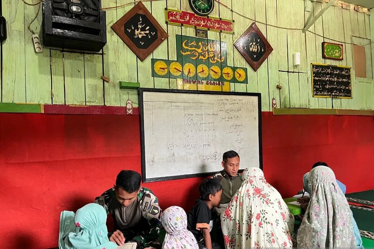 سربازان اندونزی نقش معلمان قرآن برای کودکان را بر عهده گرفتند