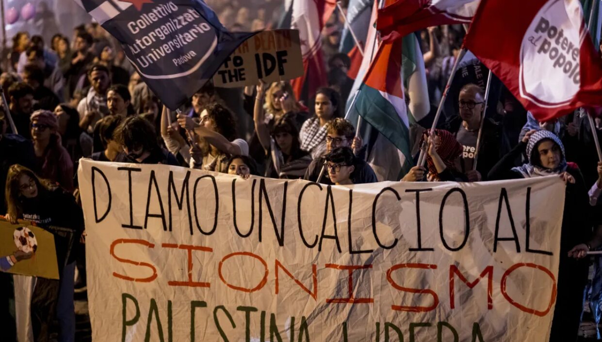 اعتراضات گسترده هواداران ایتالیایی به برگزاری بازی فوتبال با رژیم صهیونیستی + تصاویر