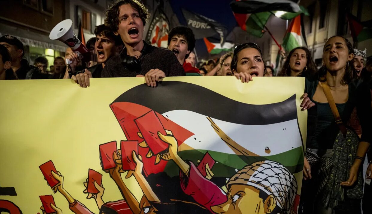 اعتراضات گسترده هواداران ایتالیایی به برگزاری بازی فوتبال با رژیم صهیونیستی + تصاویر