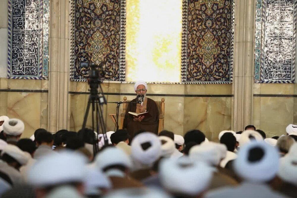 آية اللّه جواديّ الآمليّ: ضرورة أن يكون رجال الدين في غاية اليقظة والطهارة